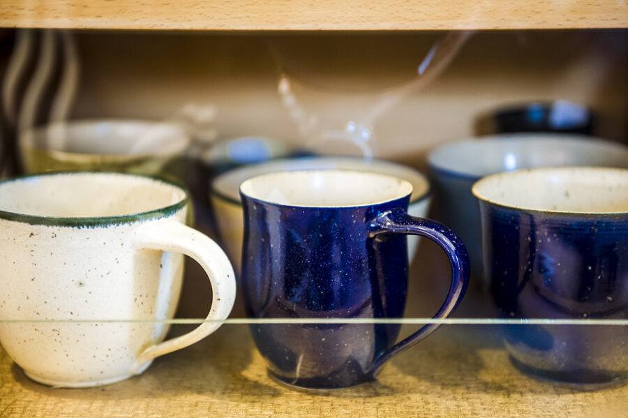 Tassen im Hofladen