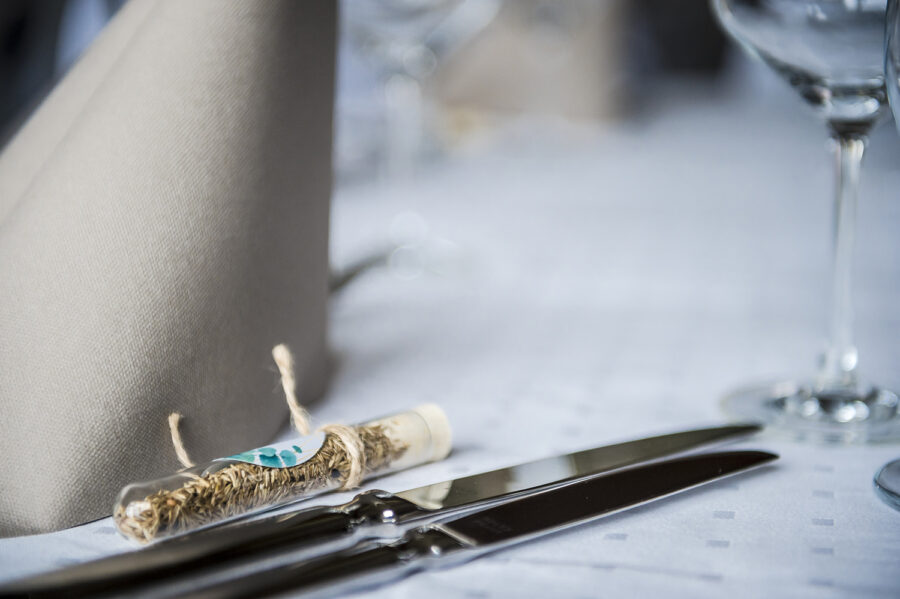 Detailbild Besteck und Gastgeschenk Hochzeit Tischdekoration