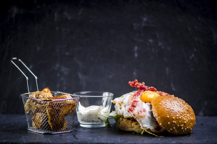 Dösterhof Burger mit Potato Wedges und Sour Cream