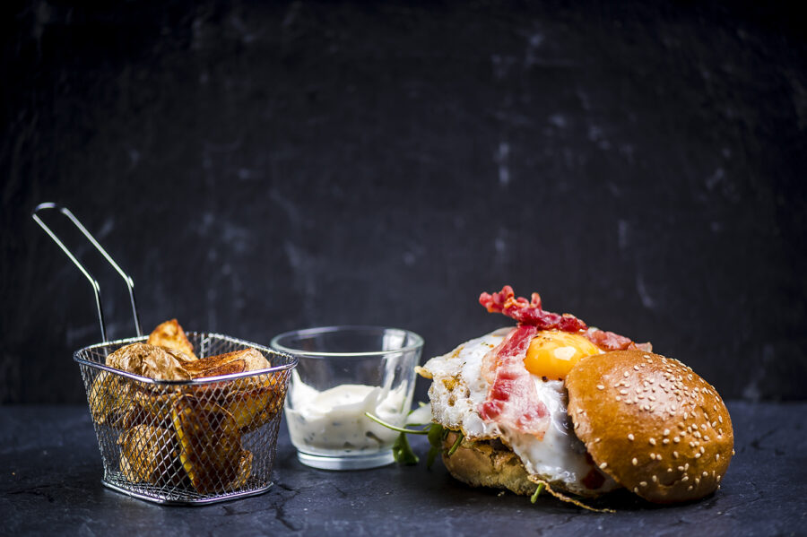 Dösterhof Burger mit Potato Wedges und Sour Cream