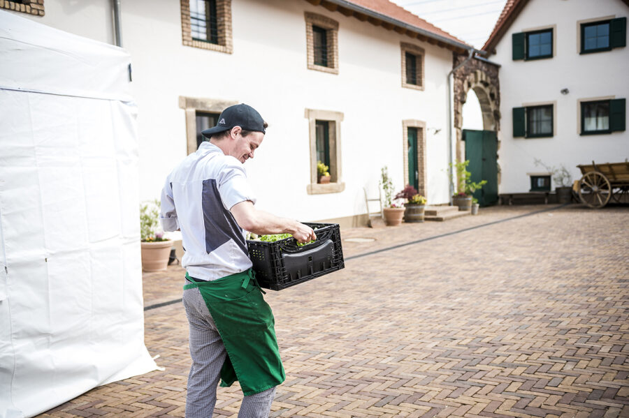 Mitarbeiter auf dem Innenhof