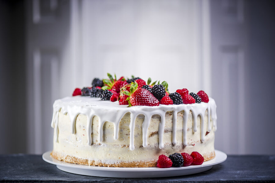 Naked Cake mit Ice Frosting und frischem Beerenobst