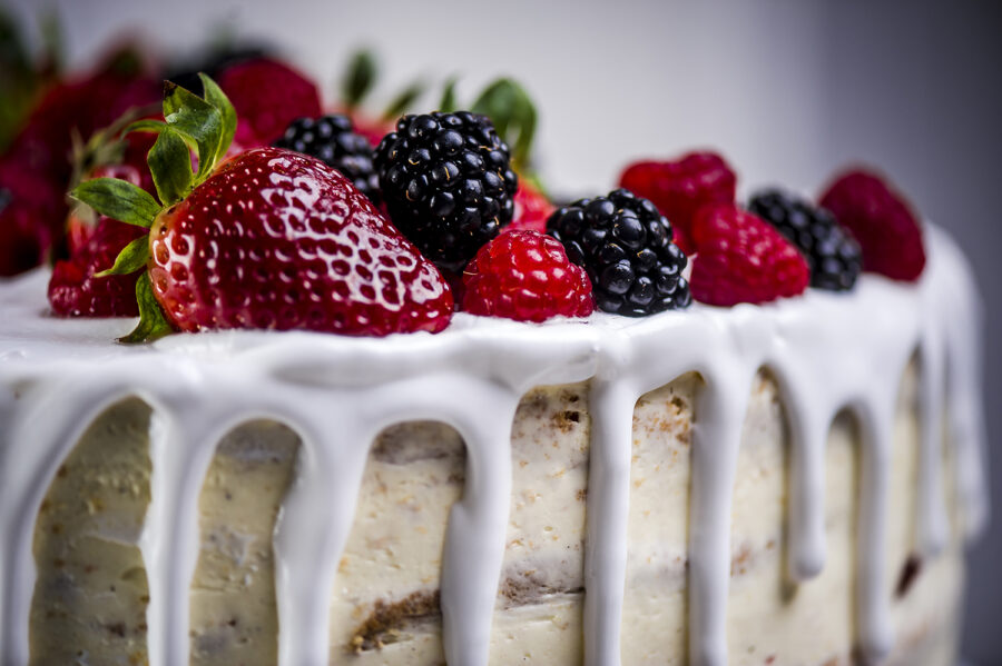 Detailbild mit Naked Cake und Ice Frosting und frischem Beerenobst