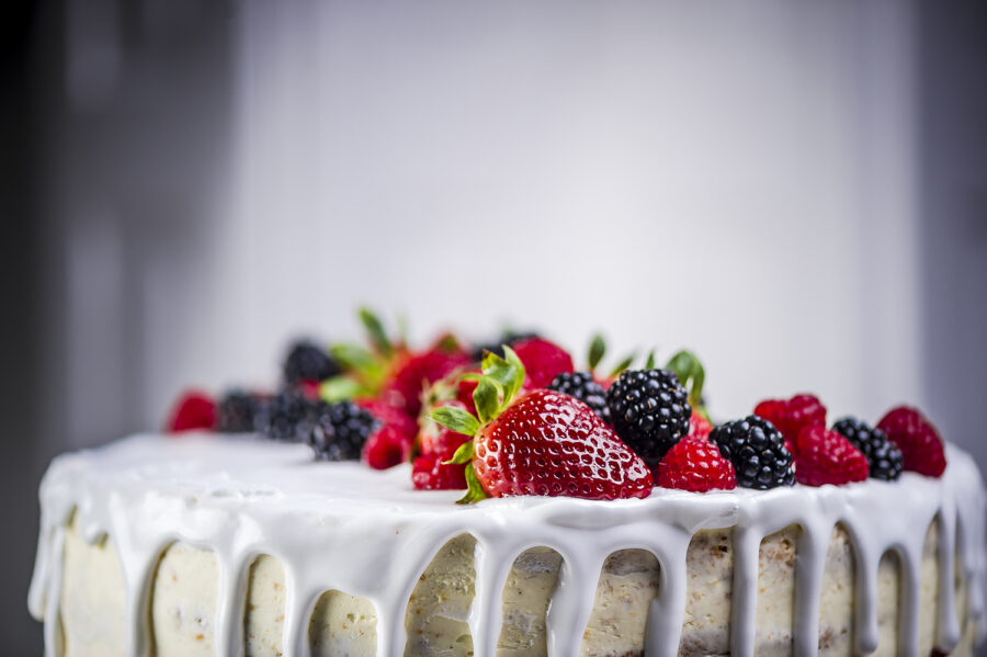 Detailbild mit Naked Cake und Ice Frosting und frischem Beerenobst