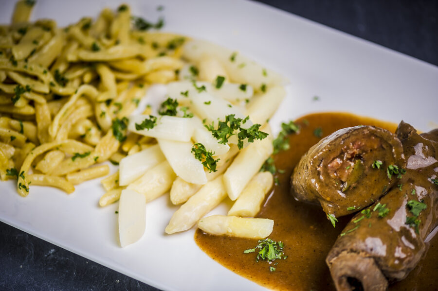 Rinder Roulade mit hofgemachten Spätzle und Spargel