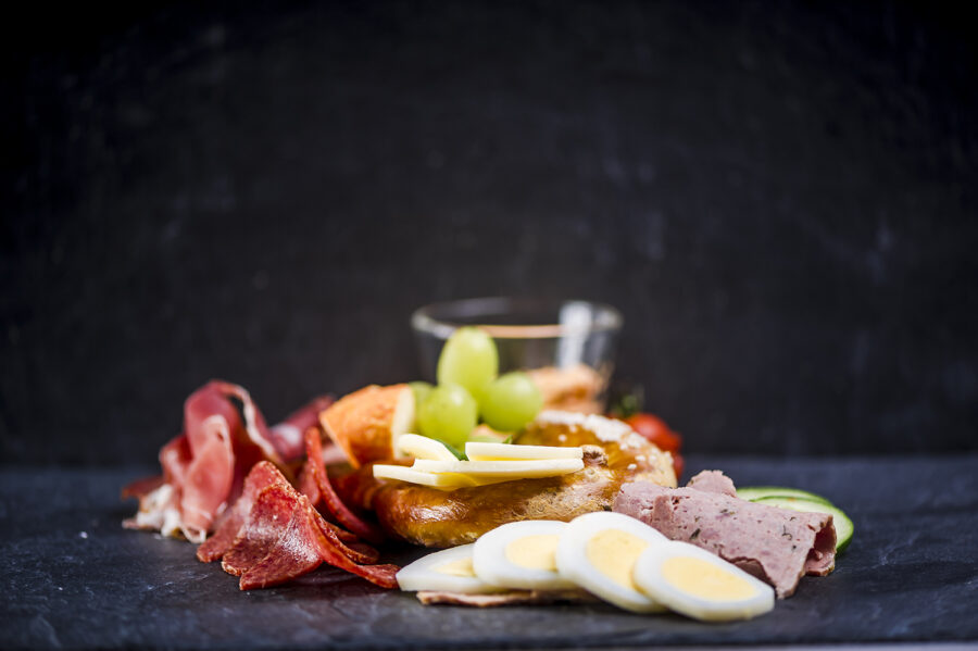 angerichtete Brezel mit Käse, Schinken und Trauben Garnitur
