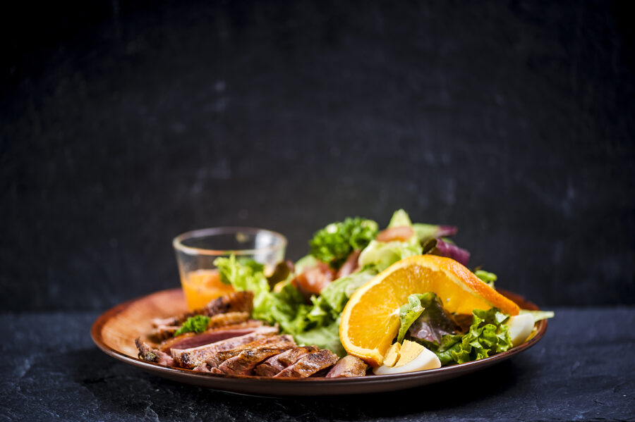 rosa gebratene Gänsebrust a la Orange an Salat