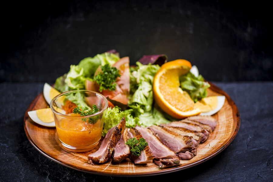 rosa gebratene Gänsebrust a la Orange an Salat