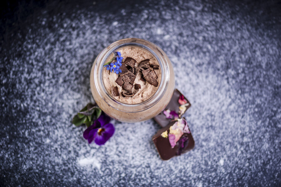Mousse au Chocolat im kleinen Gläschen für das Buffet