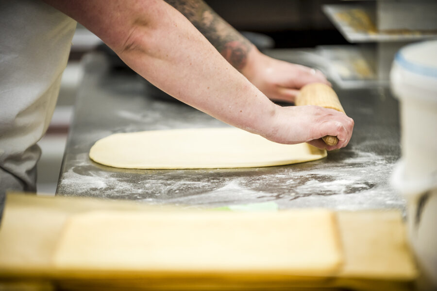 Arbeit in der Hofkonditorei - der Teig wird ausgerollt