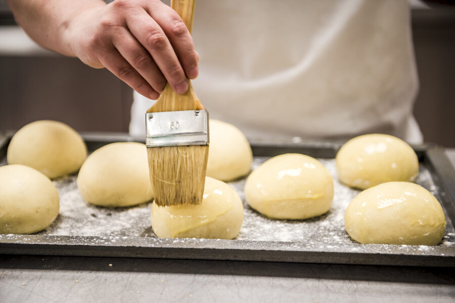 Herstellung der hofgebackenen Burger Buns