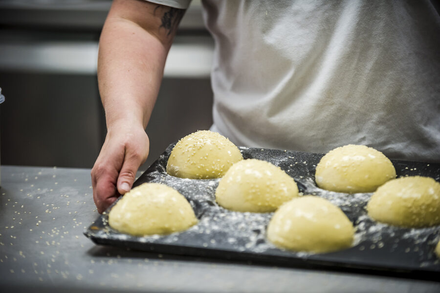 Herstellung der hofgebackenen Burger Buns