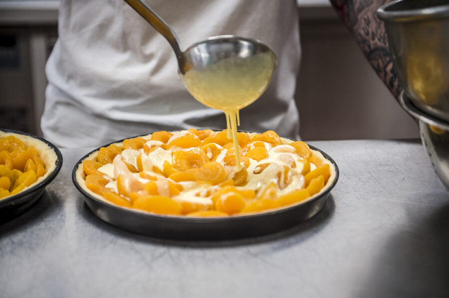 Aprikosen-Rahm-Kuchen in der Herstellung - Hofkonditorei