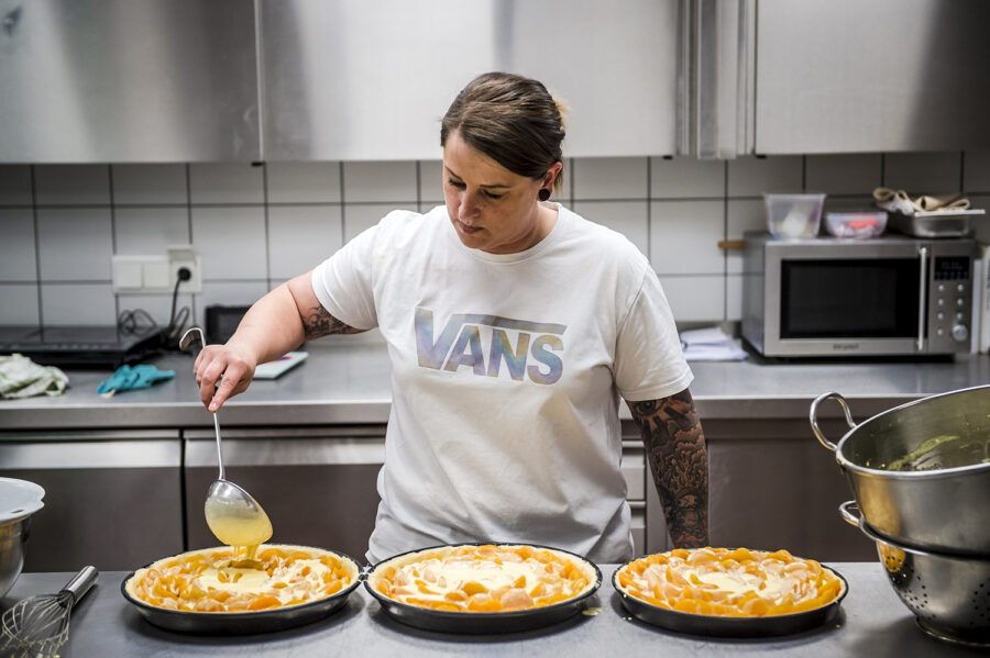 Aprikosen-Rahm-Kuchen in der Herstellung - Hofkonditorei