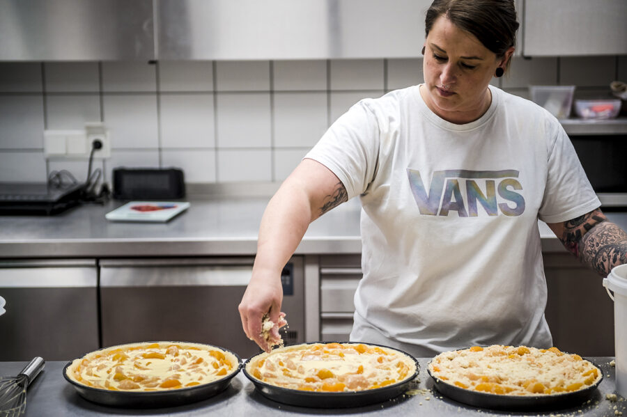 Aprikosen-Streusel-Kuchen in der Herstellung - Hofkonditorei