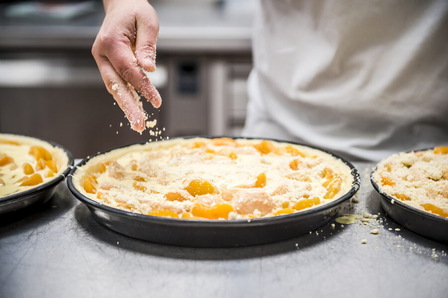 Aprikosen-Streusel-Kuchen in der Herstellung - Hofkonditorei