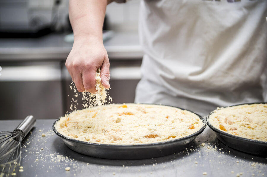 Aprikosen-Streusel-Kuchen in der Herstellung - Hofkonditorei