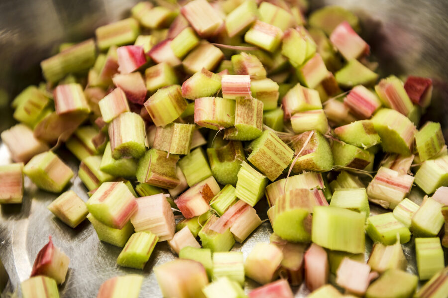 Rharbarberstücke zum Kuchenbacken