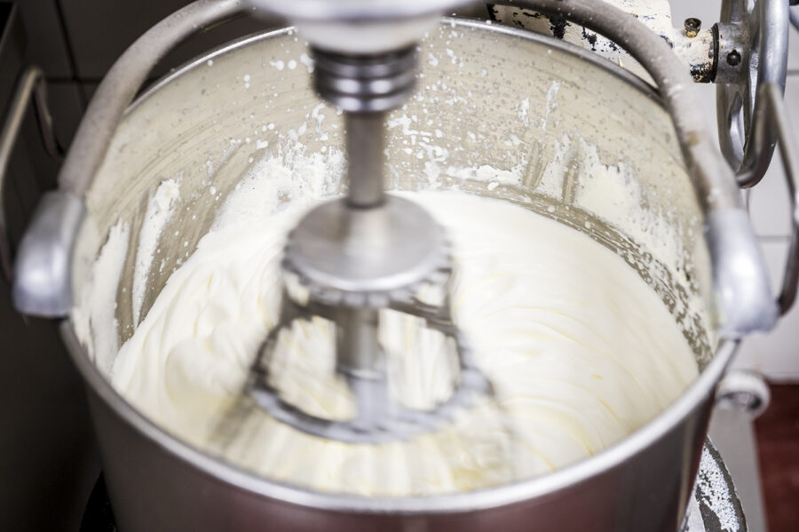 Sahne in der Aufschlagmaschine - Hofkonditorei
