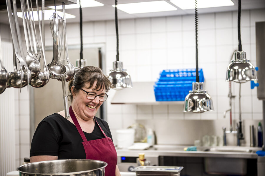 Spaß bei der Arbeit - Mitarbeiterin des Küchenteams