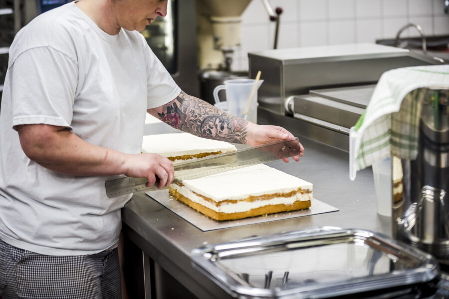Hofkonditorei - Vorschneiden der Kuchenschnitten