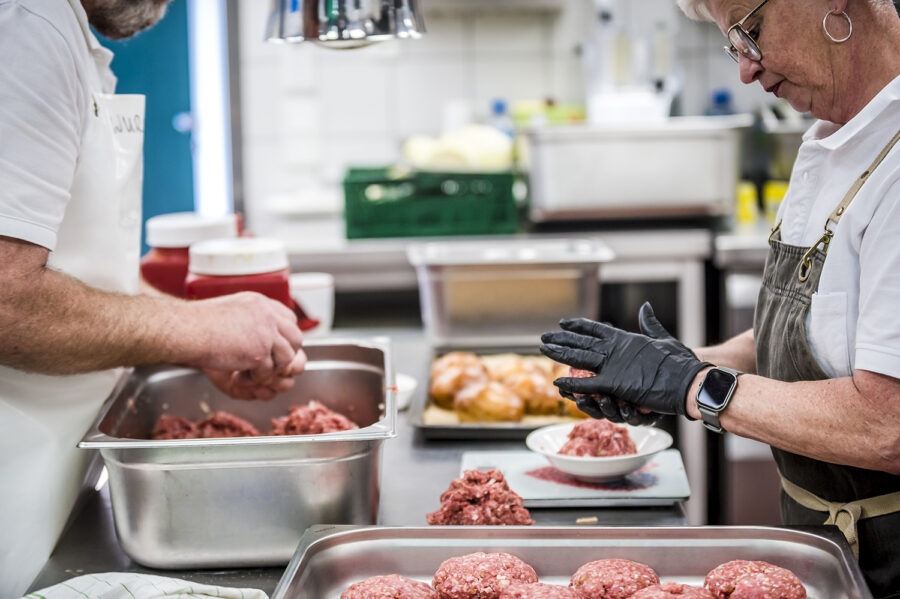 Teamwork - Frikadellen nach Oma´s Art werden mit Liebe von Hand gerollt