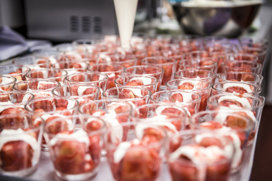 Erdbeer Dessert angerichtet in kleinen Gläschen für das Buffet