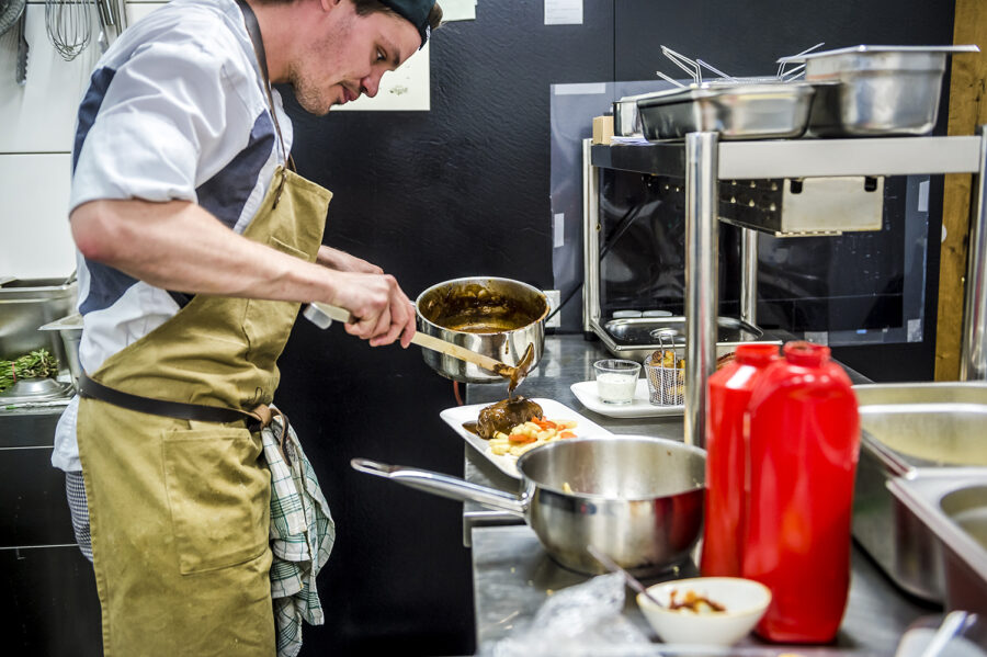 Rinder Roulade in der Küche angerichtet