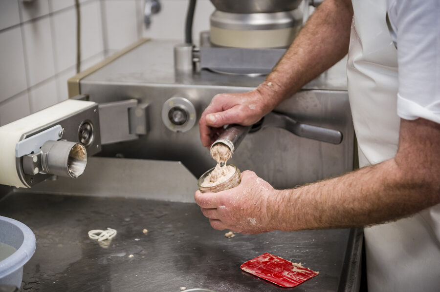 Wurst im Glas, Herstellung in der Metzgerei