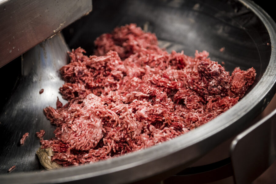 Wurstbrät im Kutter - Wurstherstellung in der Metzgerei