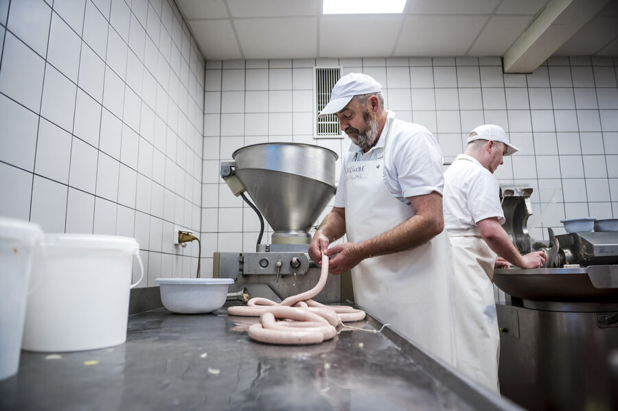 frische Bratwürste - Herstellung in der Metzgerei