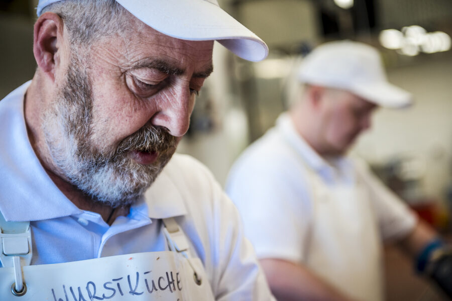 Mitarbeiter der Metzgerei bei der Zerlegung