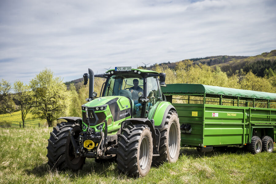 Traktor Deutz-Fahr mit Viehanhänger