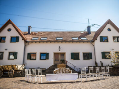 Trausetting Hochzeit im Innenhof Hofgut Dösterhof, freie Trauung, standesamtliche Trauung