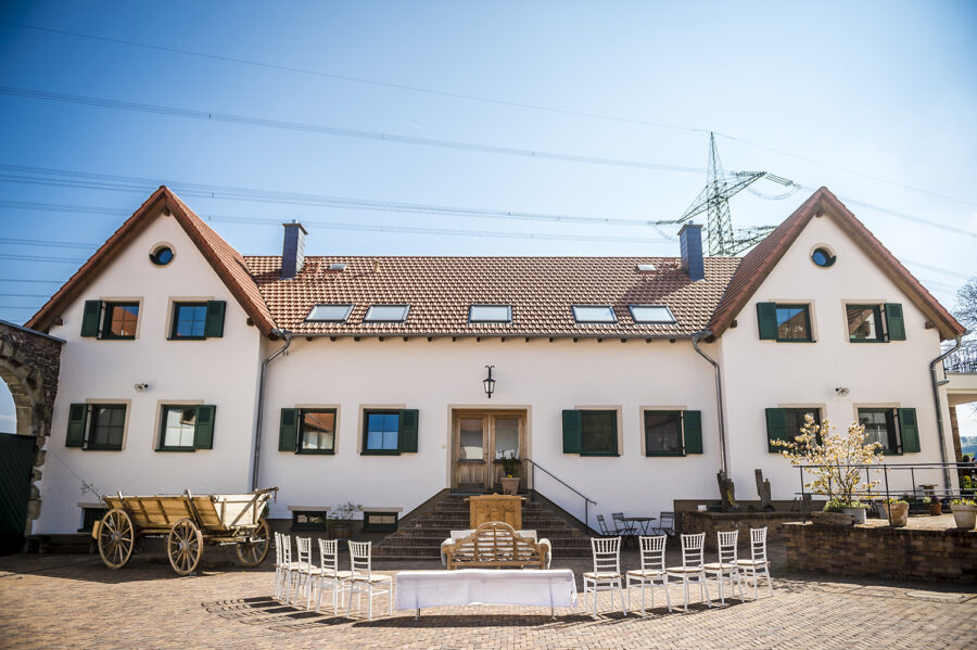 Trausetting Hochzeit im Innenhof Hofgut Dösterhof, freie Trauung, standesamtliche Trauung