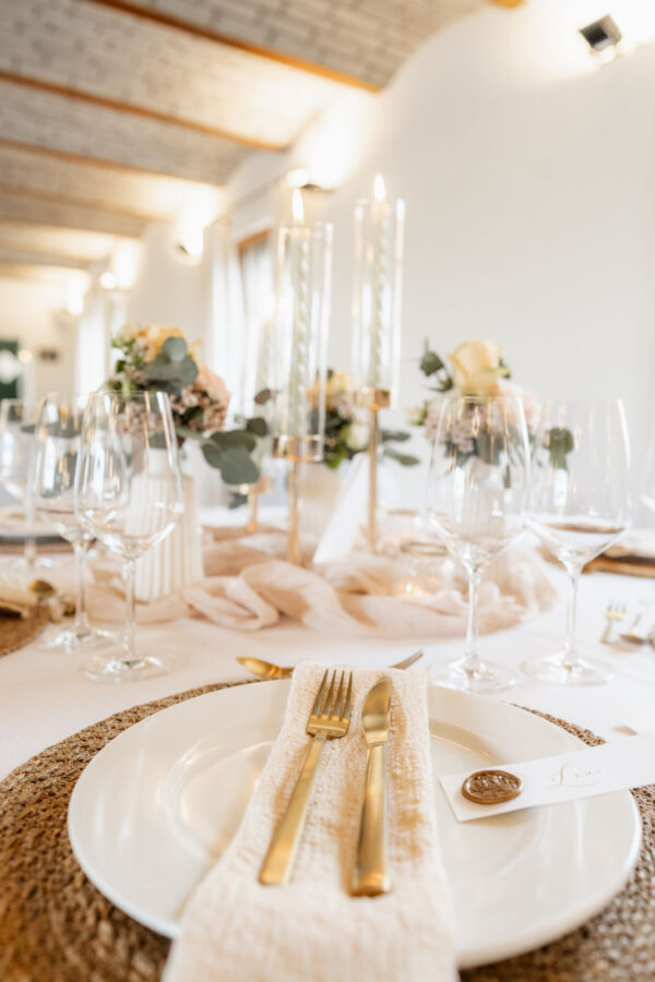 Tischdekoration in Pfirsichfarbtönen Winterhochzeit