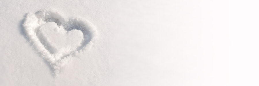 Nahaufnahme eines in den Schnee gezeichneten Herzens