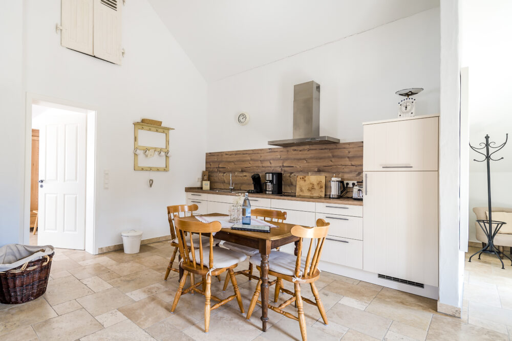 Blick auf Küche und Essplatz in der Ferienwohnung Sollbachtal