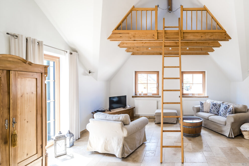 Blick in das Wohnzimmer mit der Empore in der Ferienwohnung Sollbachtal