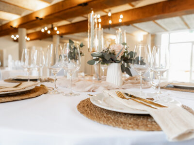 gedeckter Tisch im Eventsaal in zarten Rose-Tönen mit Eukalyptus