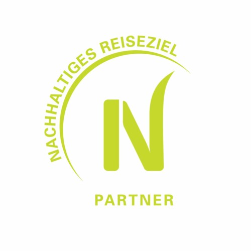 grünes Logo in Schrift Partner des nachhaltigen Reiseziels Saarland