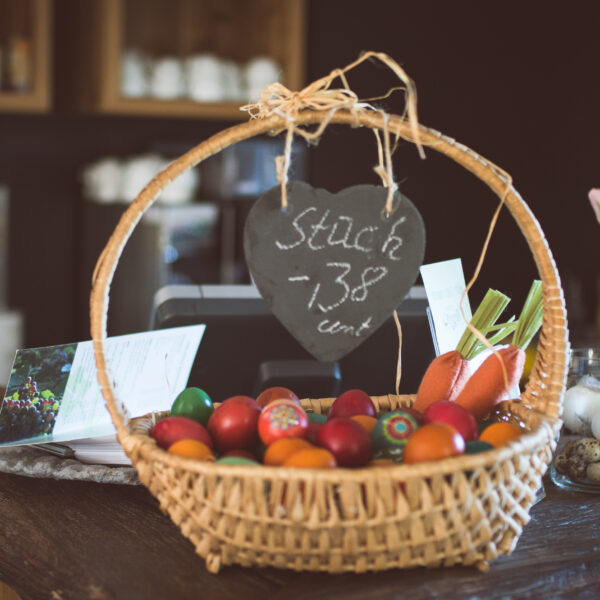 bunte Ostereier im Korb