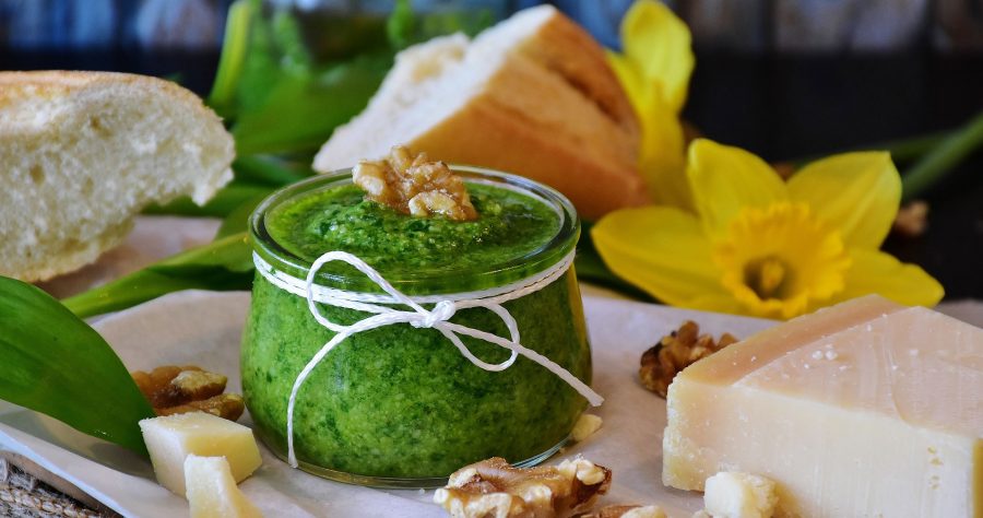 Glas mit Pesto, Bärlauch, Walnüsse